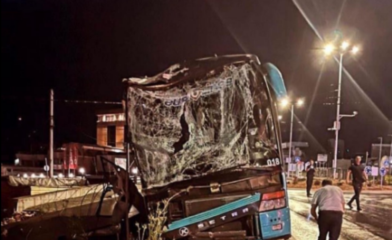 Aksidentohet autobusi në Gjilan dhe i këput telat e rrymës, lëndohen ...
