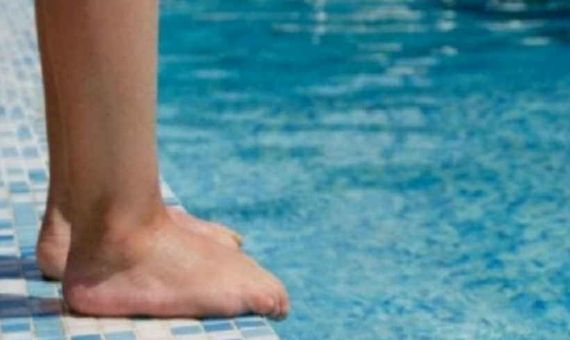 3-vjeçari bie në pishinë dhe mbytet, e ëma nuk dinte të notonte për ta shpëtuar