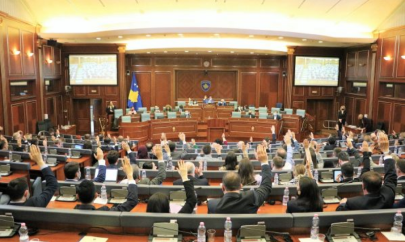 Kuvendi miraton Ligjin, paga minimale rritet në 264 euro