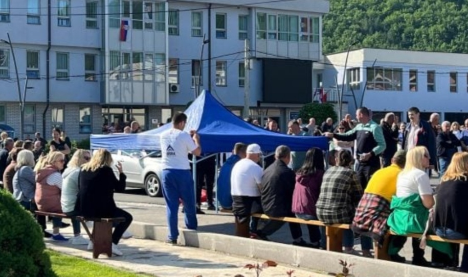 Tenda para komunës së Zubin Potokut vendosin serbët