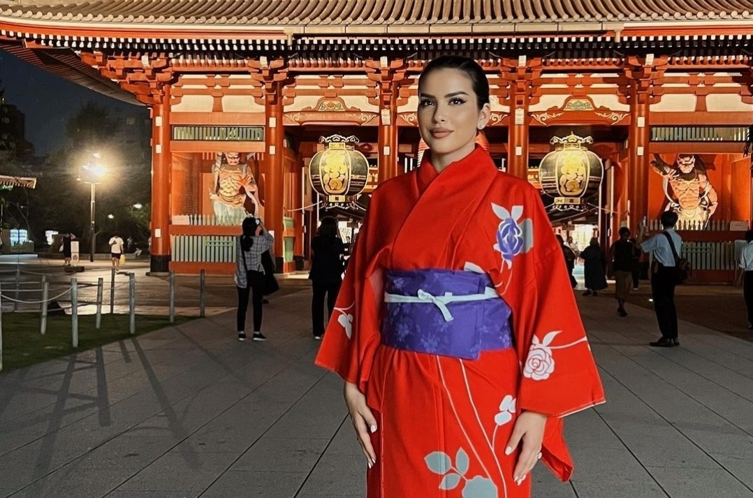Elita shfaqet me veshje tradiocionale japineze, habit me veprimin e saj