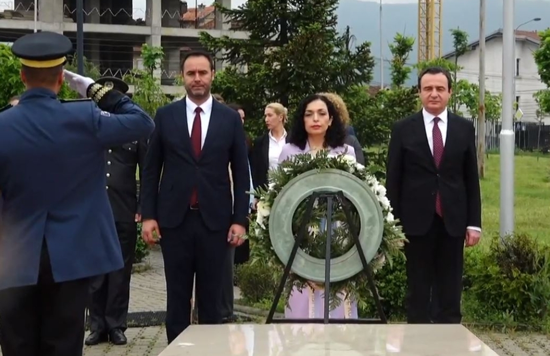 Kurti, Osmani e Konjufca bëjnë homazhe tek varri i ish-presidentit Rugova