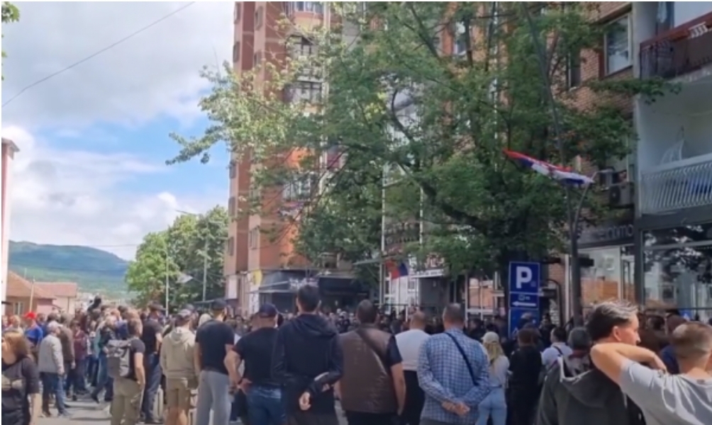 Kossev: Serbët e mbledhur në Mitrovicën e Veriut i quajnë tradhtarë Vuçiqin dhe Listën Srpska