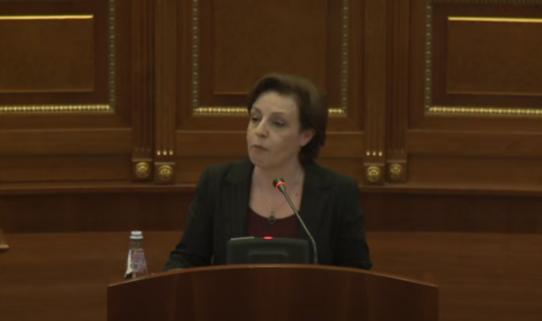 Donika Gërvalla thotë se po e ngatërroni partneritetin me servilitet: E kam mësuar nga Rugova që aleatët s’duhet gënjyer.