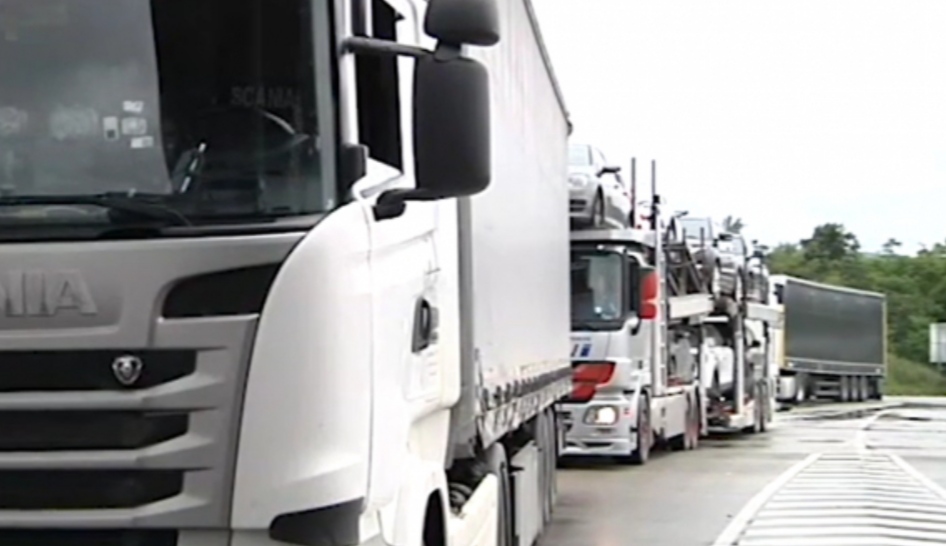 Në kufi bllokadë pasi u ndaluan mallrat serbe, 20 kamionë presin në Jarinje