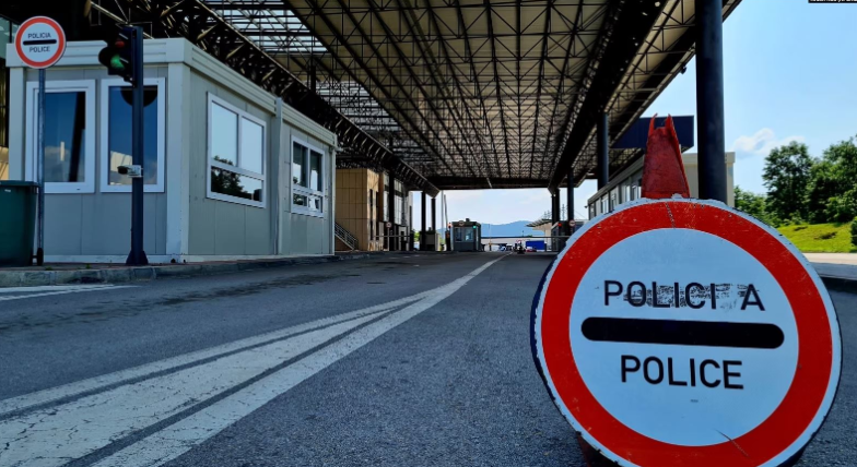 Vazhdojnë të jenë të bllokuara për kamionët dhe autobusët tri pikëkalime kufitare me Serbinë