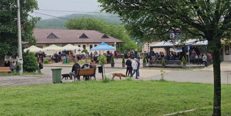 Vazhdon protesta në Leposaviq, Hetemi është larguar nga objekti i komunës