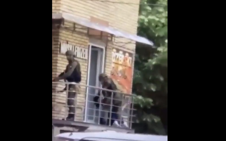 Pamje me VIDEO, momenti kur Njësia Speciale arreston serbin e dyshuar për sulmin ndaj KFOR-it