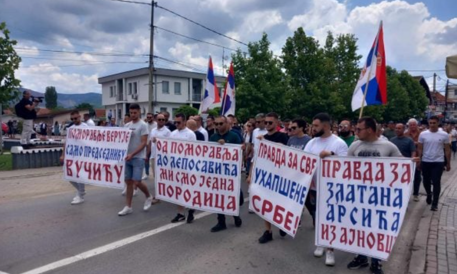 Fillon protesta në Graçanicë, serbët me pankarta për lirimin e të arrestuarve