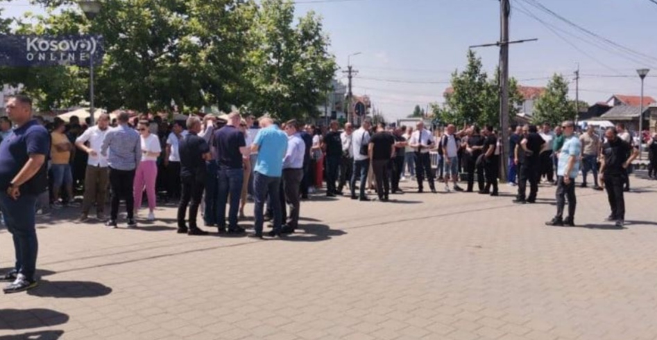 Arrestimi në Graçanicë për krime lufte, serbët protestojnë para stacionit policor