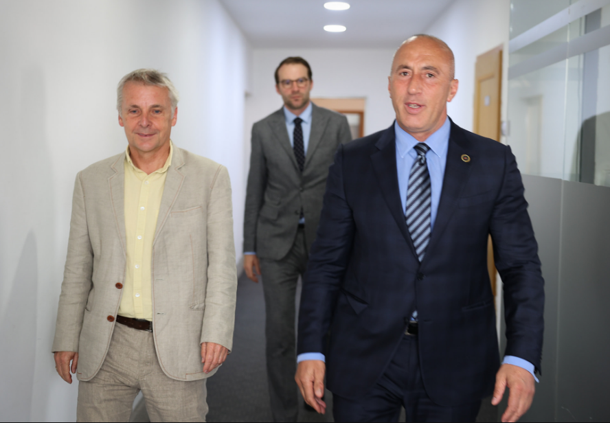 Haradinaj takohet me ambasadorin gjerman: Biseduam për mundësitë e daljes nga kjo gjendje