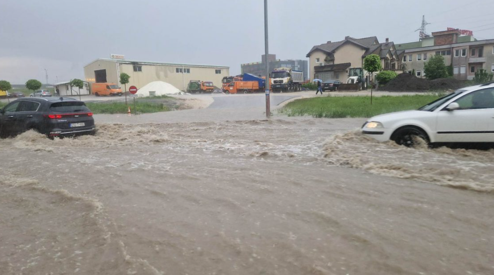 Krijohet vështirësi në qarkullimin e veturave në Prishtinë pas reshjeve të shiut