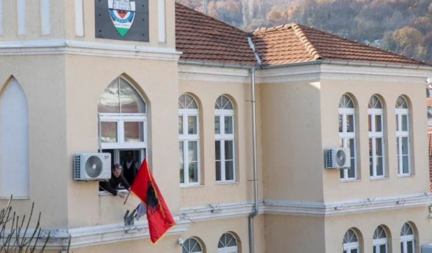 Vendosja e flamurit kombëtar, Shqiprim Arifi ftohet të paraqitet në një gjykatë në Serbi