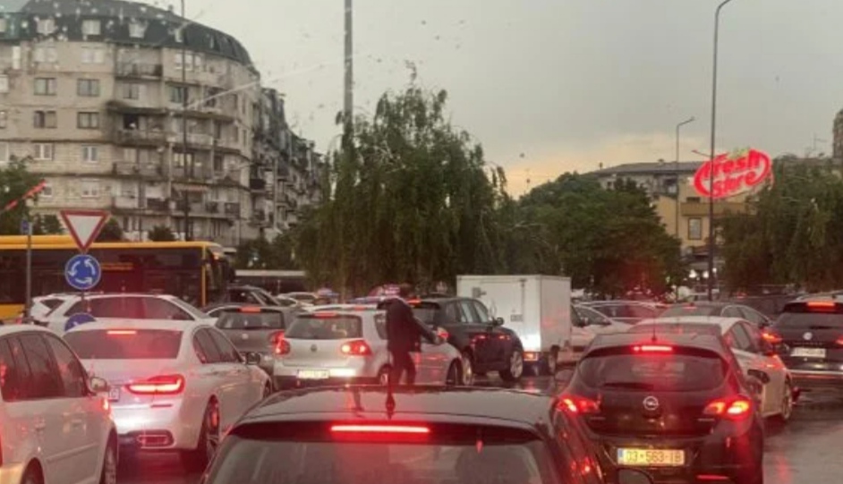 I ‘bllokohet’ trafiku Prishtinës, qytetarët mbesin të ngujuar në vetura