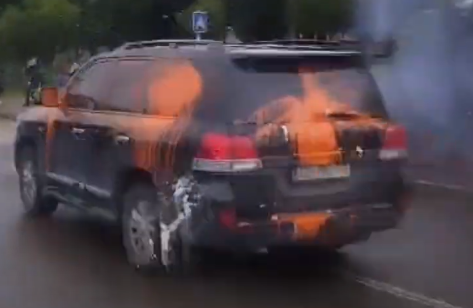 Leposaviq, sulmohet rëndë edhe vetura brenda së cilës ishte ministri i Kurtit