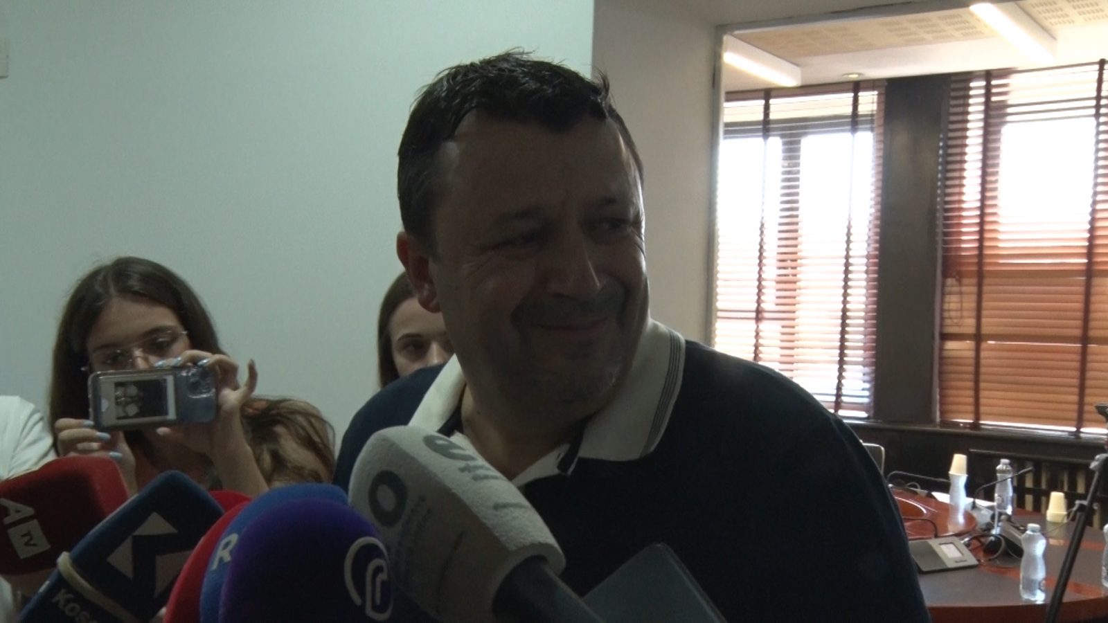 rrahja-ne-kuvend,-deputeti-i-pdk-se:-murati-i-mori-syzet-e-pademtuara,-me-to-e-vazhdoi-diten