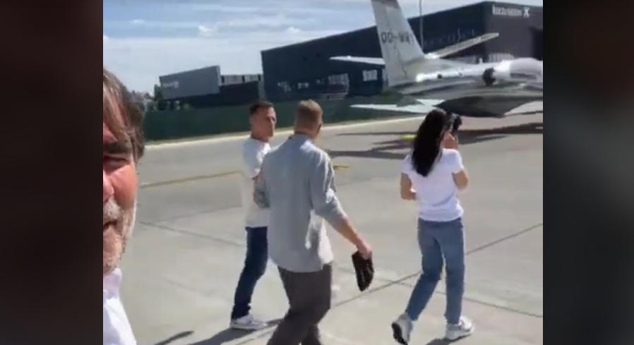 Arrin në Kosovë me aeroplan privat Van Damme