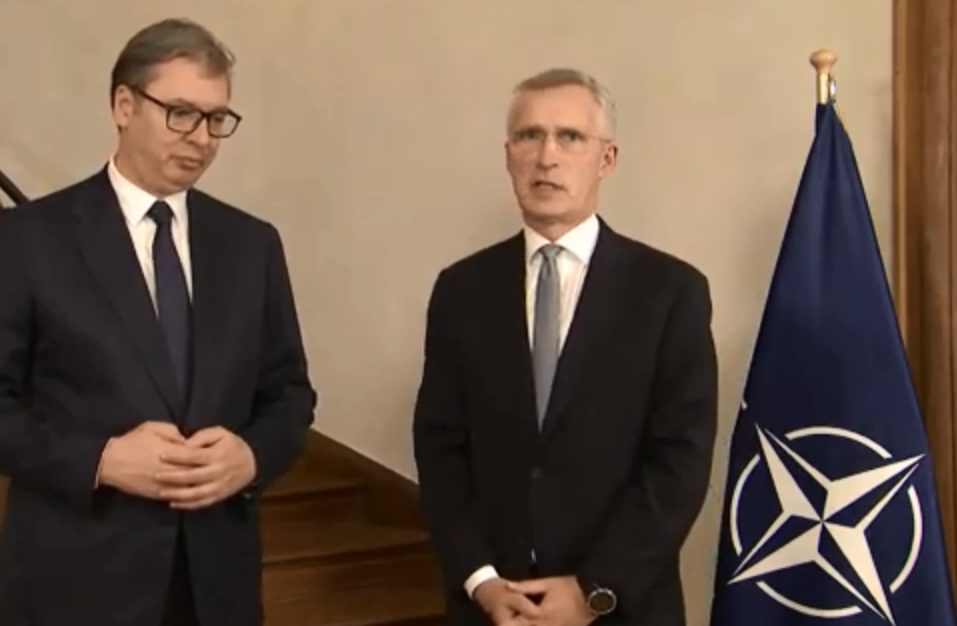 Stoltenberg ia përmend Vuçiqit ushtarët e lënduar në veri të Kosovës: E papranueshme