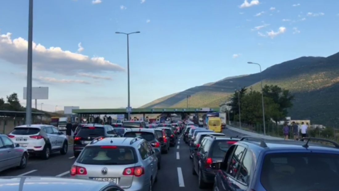 krijohen-kolona-te-gjata-ne-kufirin-kosove-shqiperi
