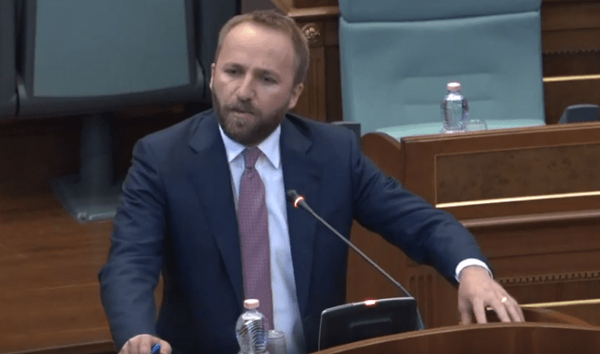 pdk-e-con-ne-kushtetuese-vendimin-e-konjufces-per-seancen-e-13-korrikut-ku-u-miratua-edhe-ligji-per-pagen-minimale