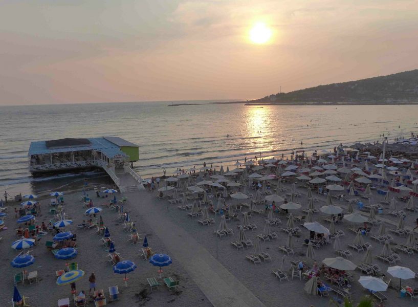 nente-kosovare-helmohen-nga-nje-material-kimik-ne-nje-hotel-ne-shengjin