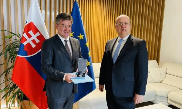 lajcak-merr-medalje-nga-shteti-i-tij-per-kontribut-ne-diplomaci