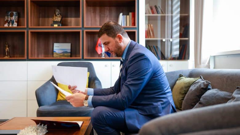 pse-kurti-e-mbron-kusarin?-kreu-i-pdk-se:-askush-s’guxon-te-flase-me-simiqin-dhe-radojciqin-pa-lejen-e-tij