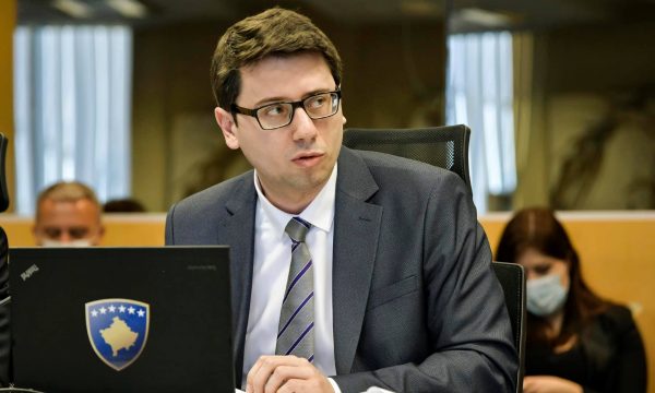 Ministri Murati u bënë thirrje qytetarëve që ta kërkojnë kuponin fiskal