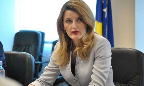 dhurata-hoxha-serish-para-gjykates-per-korrupsion,-konfrontime-verbale-mes-prokurores-dhe-kryetarit-te-trupit-gjykues