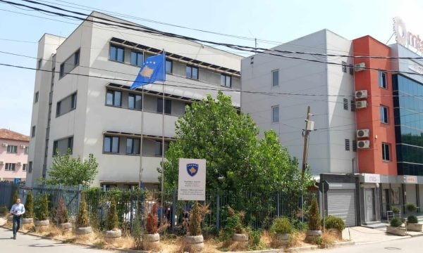 vendosen-dy-flamuj-te-kosoves-ne-oborrin-e-komunes-ne-mitrovicen-e-veriut