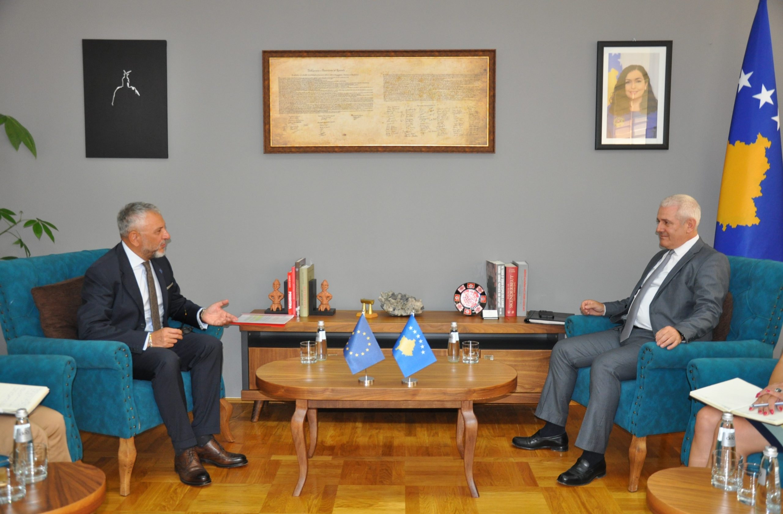 svecla-dhe-shefi-i-ri-i-eulex-it-flasin-per-luftimin-e-krimit-te-organizuar-ne-kosove