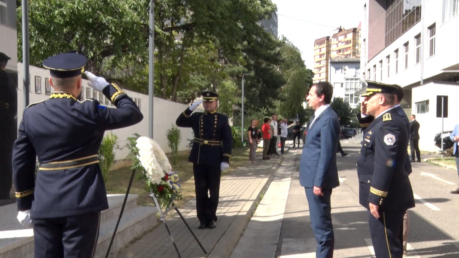 kryeministri-albin-kurti-beri-homazhe-per-nderim-te-policeve-te-rene-ne-detyre