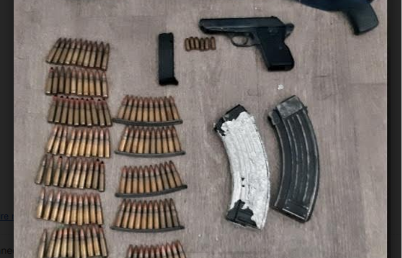 policia-hyn-ne-nje-shtepi-ne-ferizaj-dhe-gjen-arme,-i-dyshuari-ne-kerkim