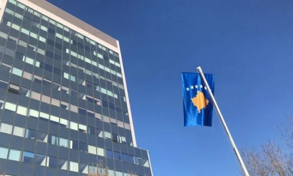 qeveria-i-del-ne-mbrojtje-policeve-te-rinj-ne-veri-te-vendit