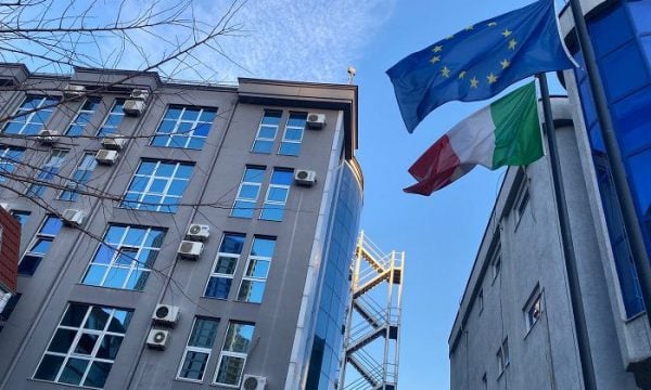 ambasada-e-italise-reagon-pas-kercenimeve-ndaj-policeve-te-rinj-serbe
