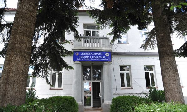 komuna-e-dragashit-e-largon-nga-faqja-zyrtare-njoftimin-me-dhjetera-gabime-drejtshkrimore