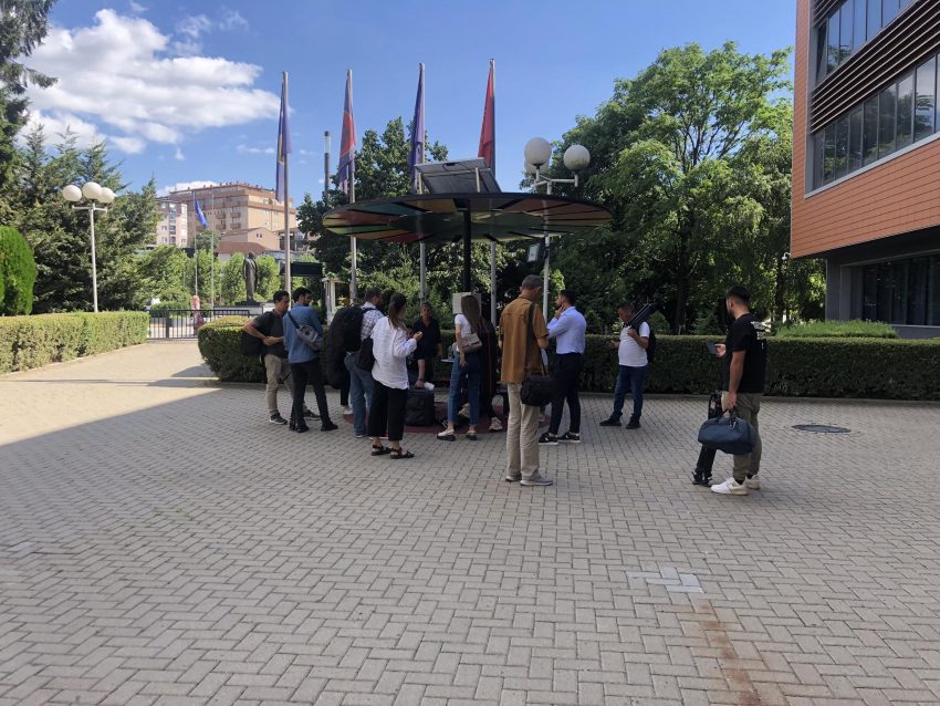 gazetaret-e-kameramanet-bojkotojne-seancen-e-kuvendit,-shkak-vendosja-e-shiritit