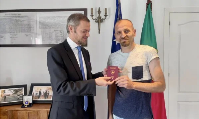 Ambasada në Portugali lëshon pasaportën e parë, e merr një kosovar që jeton në Spanjë