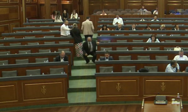 deputeti-kokaj-relaksohet-ne-kuvend,-ben-ushtrime-fizike-gjate-seances