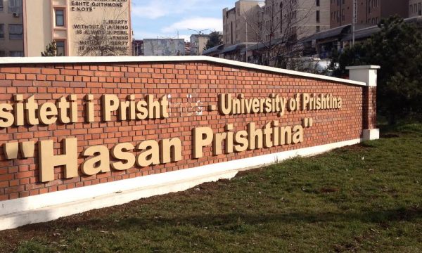 Universiteti i Prishtinës ua ndalon profesorëve të mbajnë mësim edhe në kolegje private