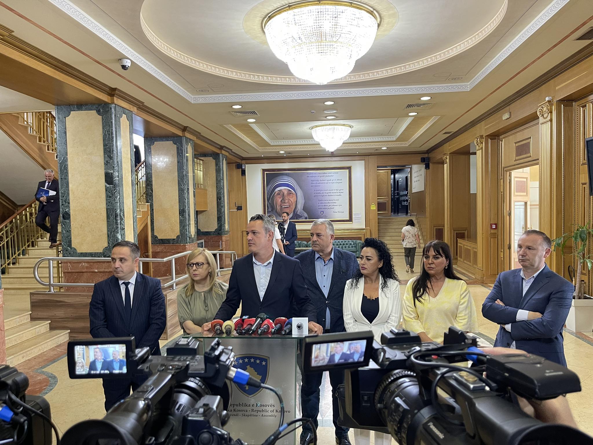 opozita-e-quan-te-turpshme-mbylljen-e-seances-se-sesionit-pranveror