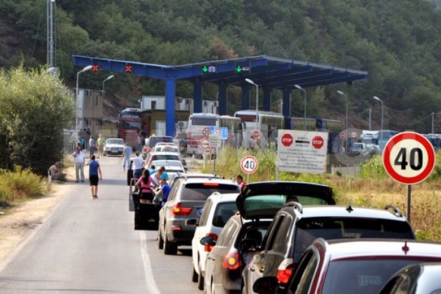fluksi-i-ardhjes-se-bashkatdhetareve|-te-dheu-i-bardhe-pritje-mbi-3-ore-per-te-hyre-ne-kosove
