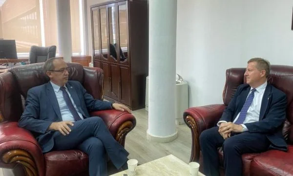 hoti-takohet-me-ambasadorin-szunyog,-diskutojne-per-situaten-politike-ne-vend