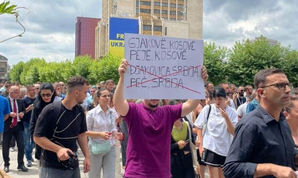 dikush-tentoi-ta-pengonte-protesten-e-gazetareve