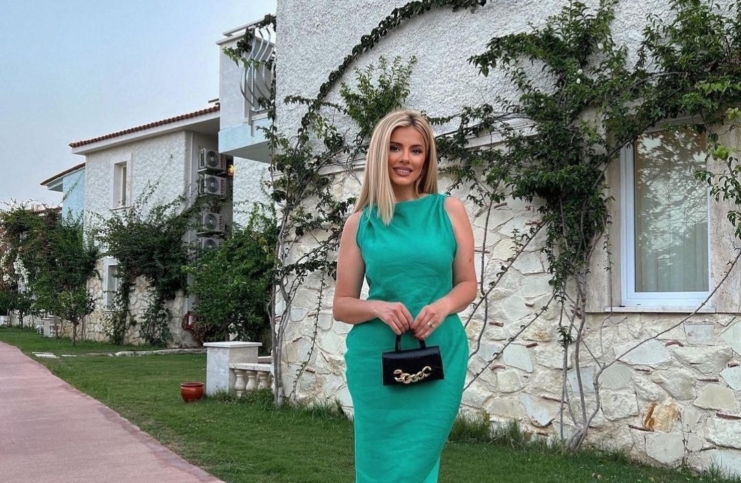Nusja e Labit po shkëlqen gjatë pushimeve në Turqi, fustani i bardh po i rri kaq bukur