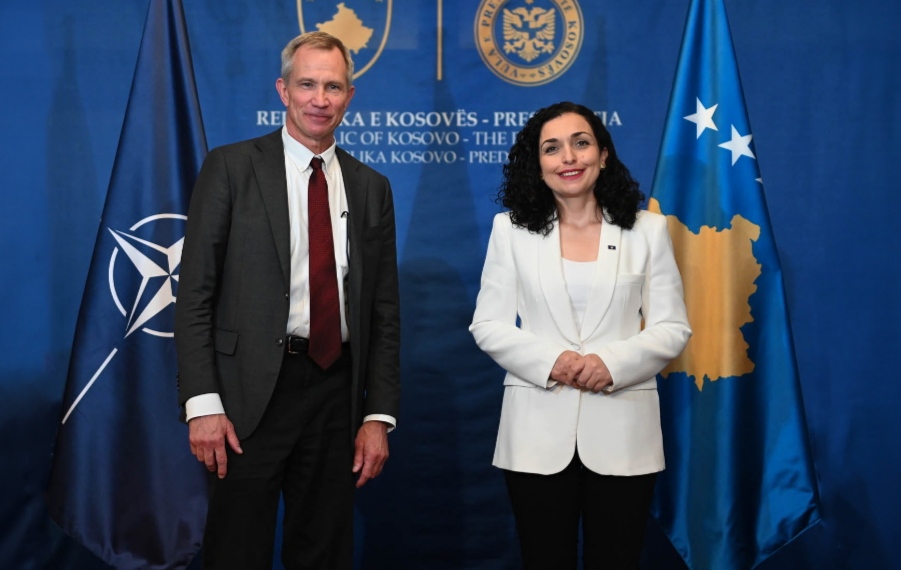 Presidentja Osmani pas takimit me zyrtarin e NATO-s: Kosova e gatshme për deeskalim në veri