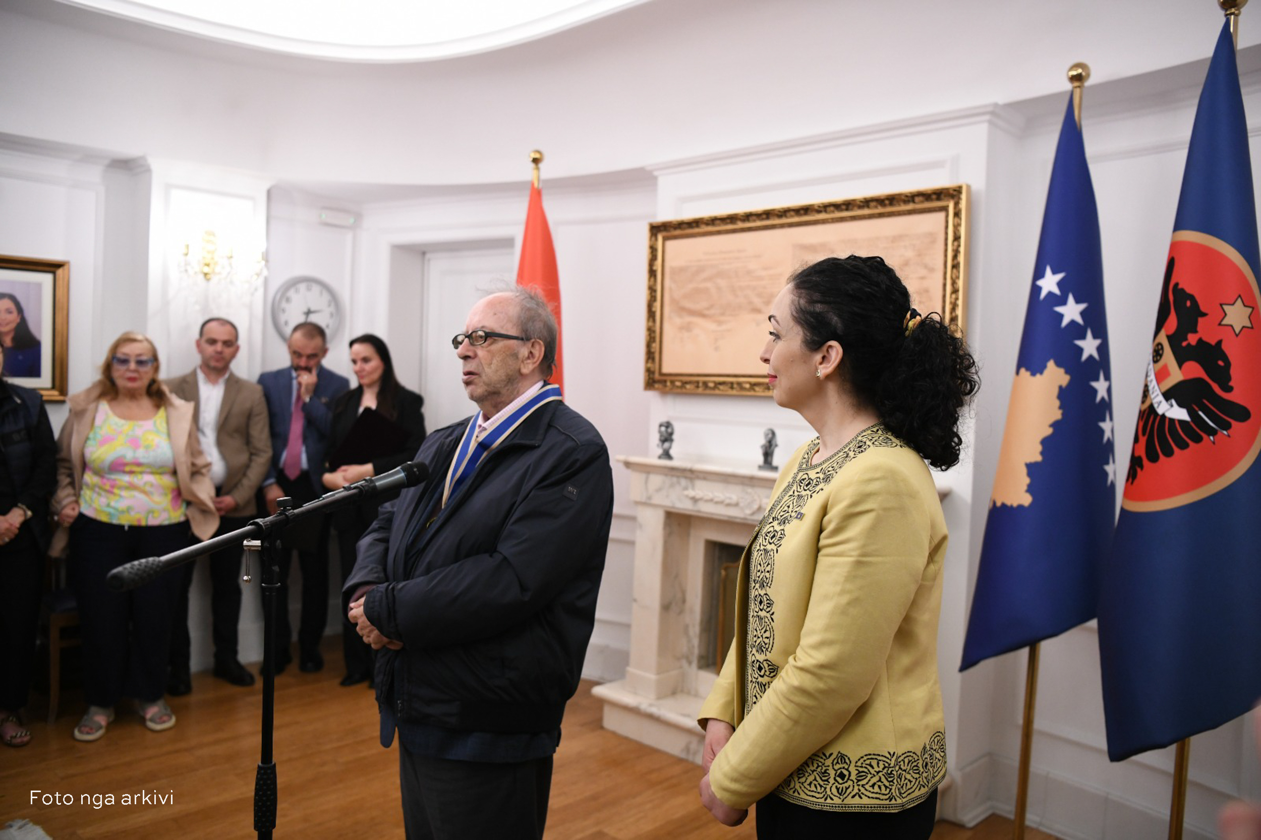 presidentja-osmani-dekreton-dhenien-e-nenshtetesise-se-kosoves-per-shkrimtarin-ismail-kadare
