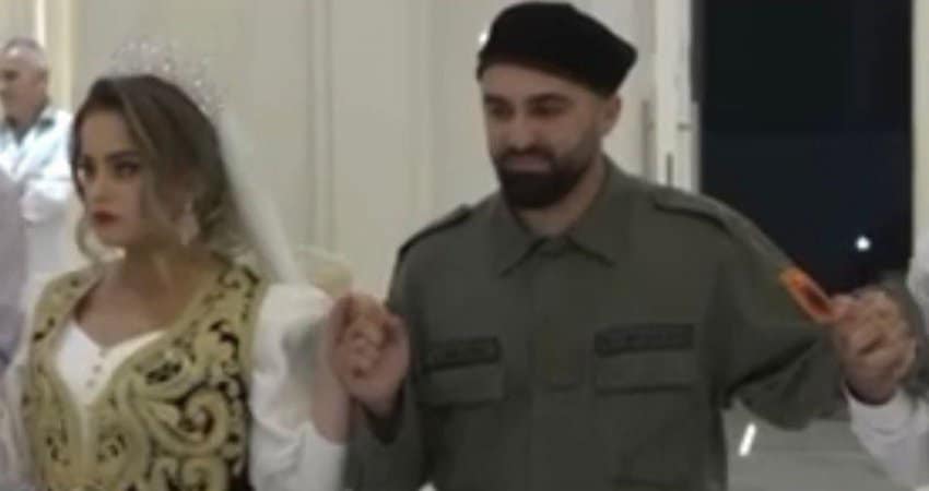 djali-i-ish-ushtarit-te-uck-se-martohet-i-veshur-me-uniformen-e-babait-te-tij
