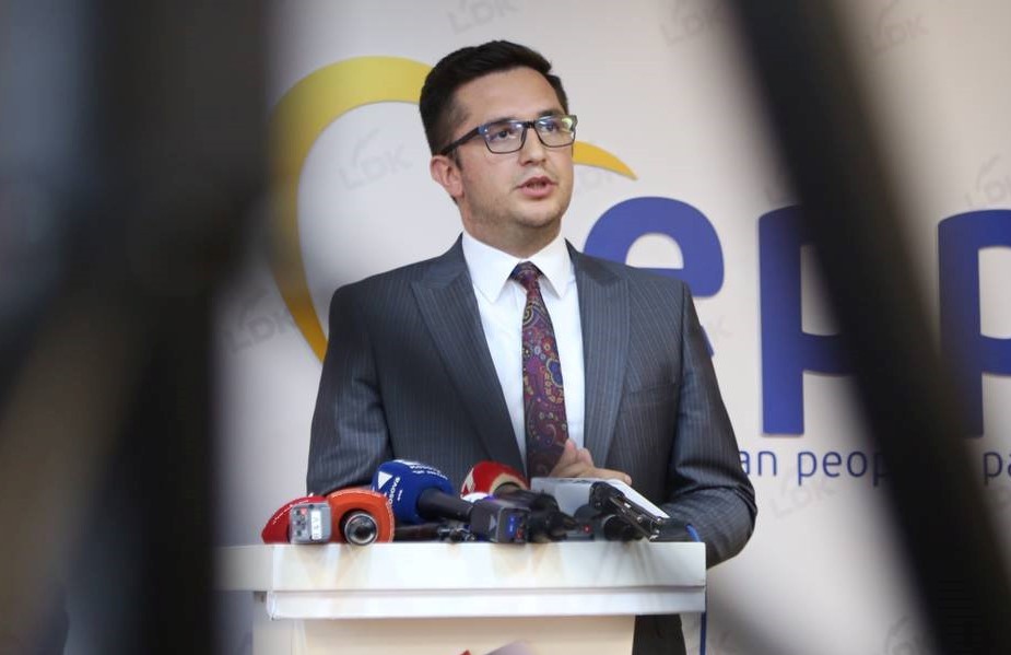 mustafa:-kush-vjedh-shtetin-eshte-superkriminel,-kush-vjedh-buke-eshte-fundrrine