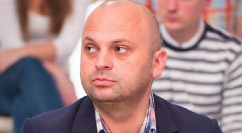 mushkolaj:-gjuha-e-pushtetit-ndaj-medieve-po-rrezikon-gazetaret